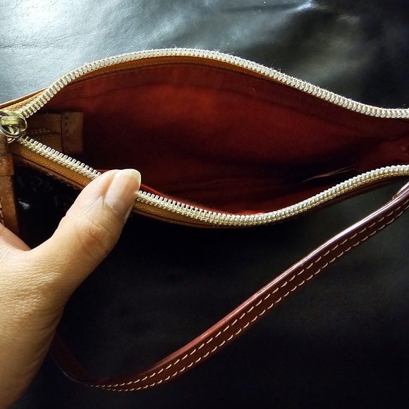 Dooney and Bourke Greta Canvas Large Wristlet in Black with Gold DB Logo EUC - Picture 9 of 10